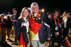 Anna Hüllner, hier mit Holger Jentz dem Vorsitzender des Bildungsausschusses im Bundesverband Farbe zu sehen, ist Vize-Europameisterin der Maler und Lackierer geworden.